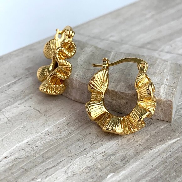 NEW~ Anthropologie Amber Sceats Gold Wave Hoop Earrings - Picture 2 of 11